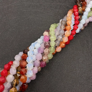 Perline sfaccettate in opale naturale colorato per la creazione di gioielli e bracciali