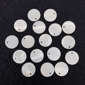 Pendentifs ronds en coquillage naturel avec reflets nacrés pour création de bijoux DIY