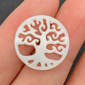 30mm Anhänger aus natürlicher Perlmuttschale mit durchbrochenem Lebensbaum-Design