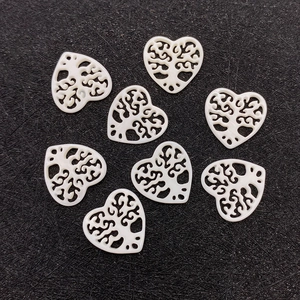 Set mit 8 Herzanhängern aus Naturmuschel mit Lebensbaum-Hohlraumdesign für DIY-Schmuck