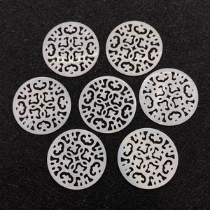 Lot de 7 pendentifs ronds ajourés en nacre naturelle pour création de bijoux DIY