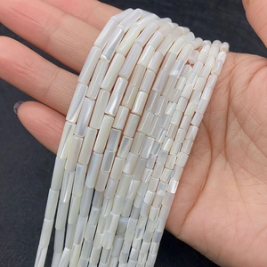Dettaglio di perline cilindriche in madreperla bianca per creazione gioielli