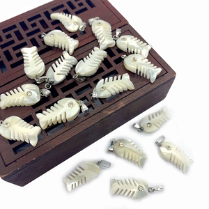 Natural Mother Of Artificial Pearl Shell Fishbone Pendant With Rhinestone Accent Fish Bone Charm For DIY Necklace Jewelry Making