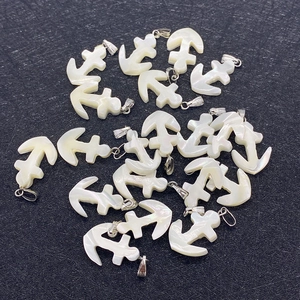 Ciondoli ad ancora in conchiglia bianca lucida con ganci in metallo per gioielli DIY