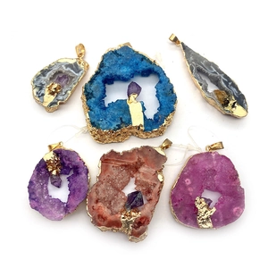 Natuurlijke druzy geode agaat hangers met vergulde randen in diverse felle kleuren