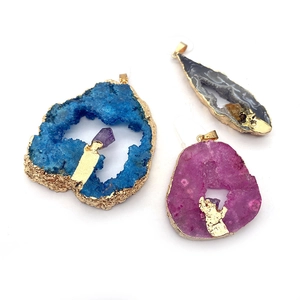 Unregelmäßiger Naturachat-Geoden-Anhänger mit Goldbeschichtung in Blau, Lila und Schwarz