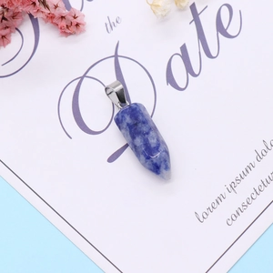 Lapis Lazuli Anhänger in Sechseckform mit natürlicher Maserung und silberner Öse