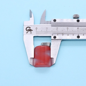 Macro-opname van de breedtemeting van de kristallen hanger met een schuifmaat