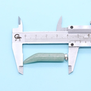 Detailed measurement of a green natural stone pepper pendant with a silver metal clasp