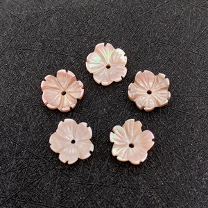 Macro-opname van 5-bladige roze schelpen bloemkralen met centraal gat voor DIY sieraden maken