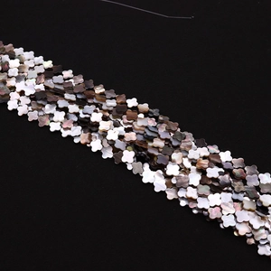 Gros plan de perles de nacre en forme de trèfle à quatre feuilles pour bijoux DIY