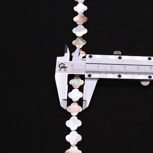 Mesure des perles en nacre en forme de trèfle avec un pied à coulisse numérique