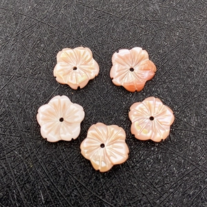 Roze parelmoer bloemkralen met natuurlijke schelpstructuur voor doe-het-zelf sieraden