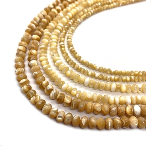 Natürliche Perlmuttperlen in Gold und Creme, elegant als Abakus-Perlenstränge angeordnet