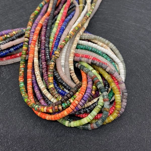 Dettaglio di perline heishi in pietra naturale 2x4mm in vari colori vivaci