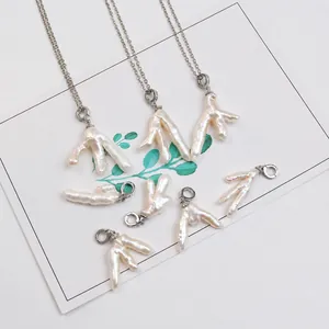 Collana con pendente a forma di artiglio in perla d'acqua dolce naturale barocca
