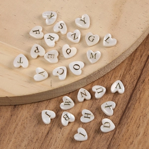 Perles de nacre en forme de cœur avec lettres dorées pour la création de bijoux