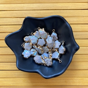 Ciondolo in perla d'acqua dolce a forma di fiore con bordo dorato per gioielli DIY
