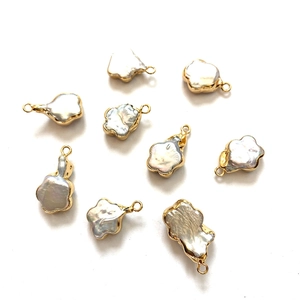 Ciondolo in perla d'acqua dolce barocca a forma di fiore con bordo placcato oro 18K