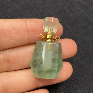 Ciondolo a forma di boccetta di profumo in pietra naturale verde con dettagli in oro