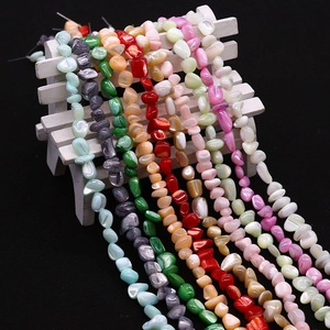 Perles de nacre naturelles multicolores pour bijoux DIY sur un petit tabouret