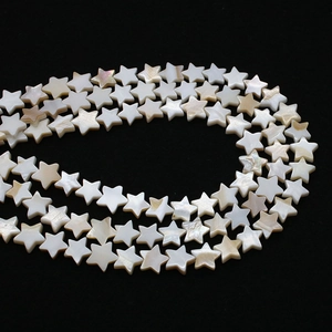 Makrodetail der sternförmigen weißen Muschelperlen mit natürlichem Glanz für DIY-Schmuck