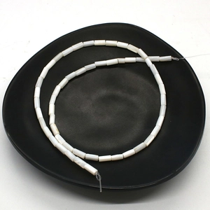 Macro-opname van stervormige natuurlijke witte schelpkralen voor het maken van sieraden