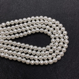 Detail van gefacetteerde crèmewitte parels voor het maken van DIY sieraden kettingen