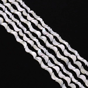 Natürliche weiße Muschelperlen in Mondsichelform mit Irisieren für DIY-Schmuckherstellung