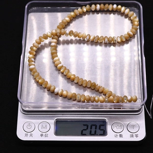 Natürliche Seemuschelperlen für Schmuckherstellung auf einer Waage bei 20,5g