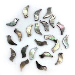 Perline di conchiglia nera naturale a forma di uccello con riflessi metallici iridescenti