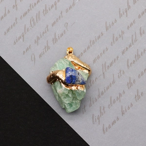 Détail macro du pendentif en pierre de cristal naturel vert avec incrustation de gemme bleue