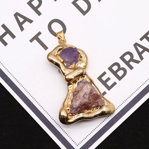 Detailansicht eines Anhängers mit Amethyst, Erdbeerquarz und goldener Textur-Fassung