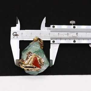 Mesure du pendentif en pierre verte brute avec pied à coulisse montrant une largeur de 3cm