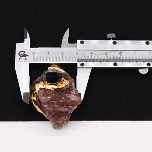 Pendentif en pierre de cristal brut irrégulier mesuré au pied à coulisse, largeur 31mm