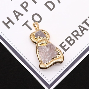 Detail eines rosa Kristallanhängers mit Goldbeschichtung auf einer Schmuckkarte