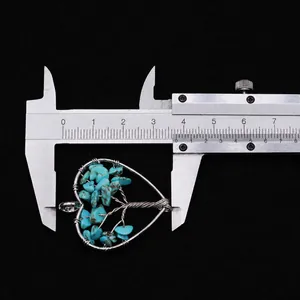 Dettaglio del ciondolo a cuore albero della vita con turchese verde e calibro misura 3,7cm