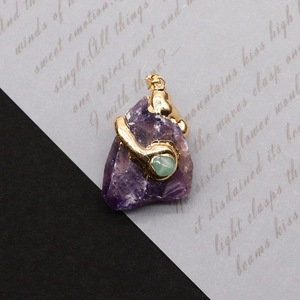 Pendentif en améthyste naturelle avec design doré fluide et pierre décorative verte