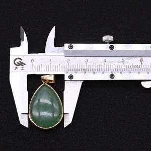 Makroansicht des tropfenförmigen grünen Edelsteinanhängers mit 18mm Goldrand
