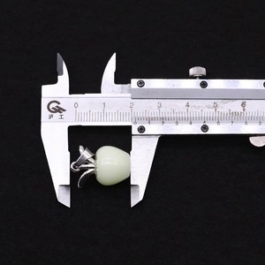 Detaillierte Ansicht des grünen Opal-Anhängers mit Breitenmessung von etwa 1,8 cm