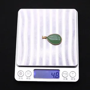 Vista detallada del colgante de piedra natural en forma de gota que pesa 4,8 gramos