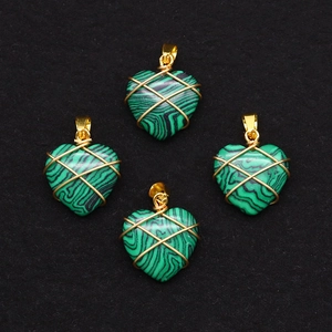 Dettaglio di pendenti a cuore in malachite con filo d'oro per gioielli fai-da-te