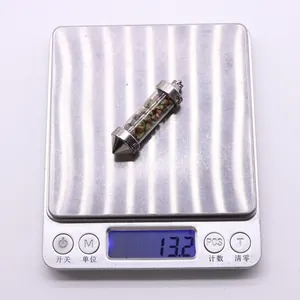 Vue détaillée d'un pendentif en pierre naturelle en forme de balle pesant 13,2 grammes