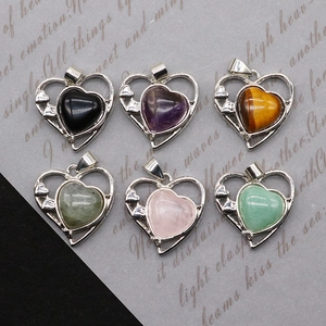 Selezione di ciondoli a cuore in pietra naturale con montatura argento e occhio di tigre
