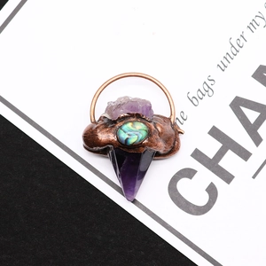 Natuurlijke amethist hanger met abalone inleg en een vintage koperen afwerking