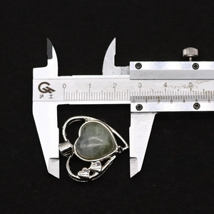 Misurazione della larghezza del pendente a cuore in labradorite e argento con calibro