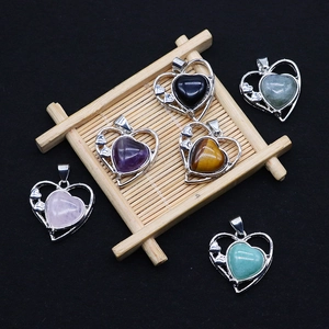 Set di 6 ciondoli a cuore in pietra colorata con cornici in argento e dettagli a cuore