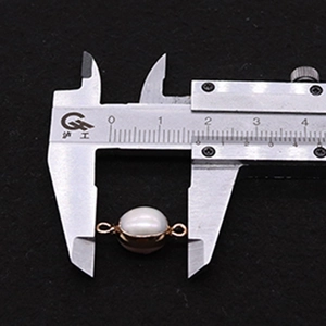 Detail eines 10 mm ovalen Süßwasserperlen-Verbinders für DIY-Schmuck mit Roségoldringen