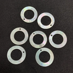 Set mit 7 natürlichen Perlmutt-Ringanhängern mit Regenbogen-Lüster und vorgebohrten Löchern
