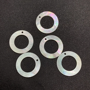 Cinq pendentifs ronds plats en nacre naturelle avec trou pour bijoux artisanaux